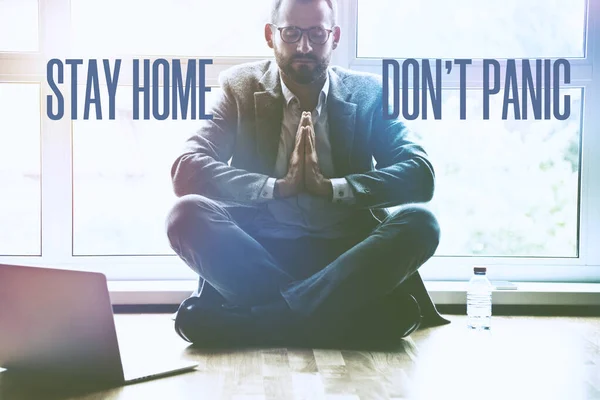 Hombre Negocios Haciendo Yoga Pose Loto Con Texto Quédate Casa —  Fotos de Stock