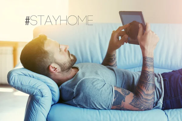 Home Office Mit Freelancer Auf Sofa Mit Tablet Und Text — Stockfoto