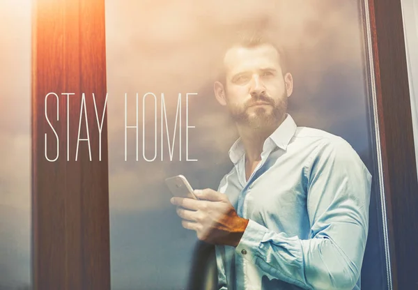 Schöner Geschäftsmann Mit Smartphone Und Sms Bleiben Sie Hause Isolation — Stockfoto