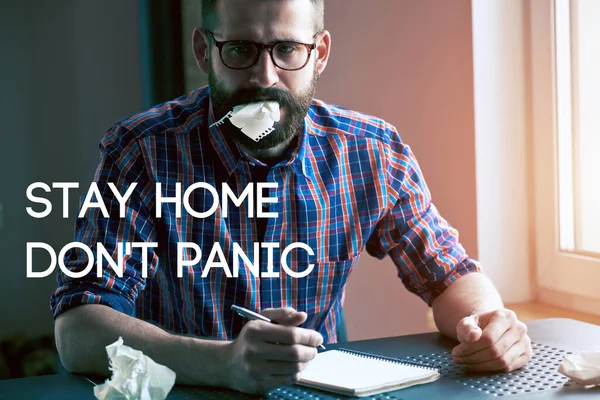 Hombre Estresado Escribiendo Con Lápiz Texto Quédese Casa Entre Pánico —  Fotos de Stock