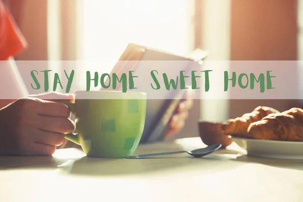 Snídaně Kávou Čtení Knihy Textu Zůstaňte Doma Sladký Domov Domácí — Stock fotografie