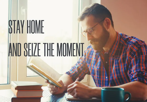 ペンと読書本とテキストで書く男は家にいて 瞬間をつかむ コロナウイルスの間の家庭の隔離と隔離 Covid 19パンデミック — ストック写真