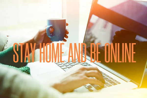 Laptop Und Kaffee Händen Und Text Bleiben Sie Hause Online — Stockfoto