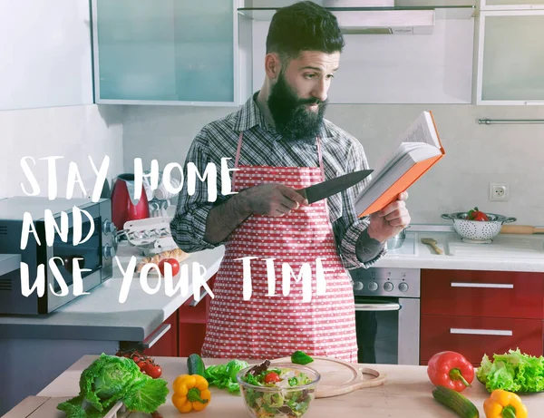 Muž Vaří Kuchyni Čte Recepty Zůstaň Doma Využij Svůj Čas — Stock fotografie
