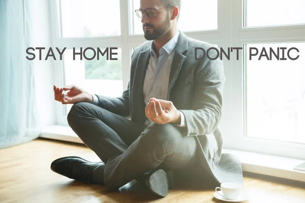 Hombre Negocios Haciendo Yoga Pose Loto Con Texto Quédate Casa —  Fotos de Stock