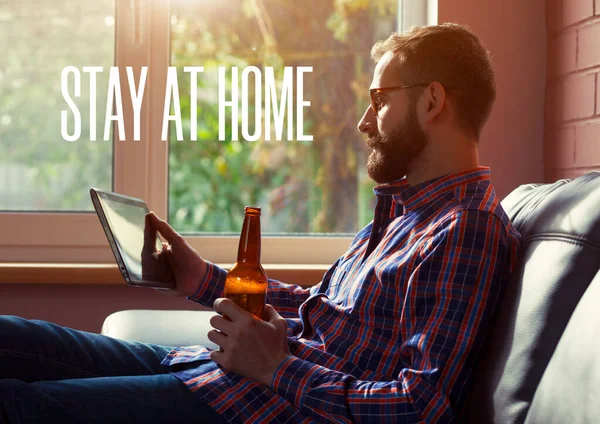 Άνθρωπος Ψηφιακή Ταμπλέτα Πίνοντας Μπύρα Και Κείμενο Μείνετε Σπίτι Απομόνωση Εικόνα Αρχείου