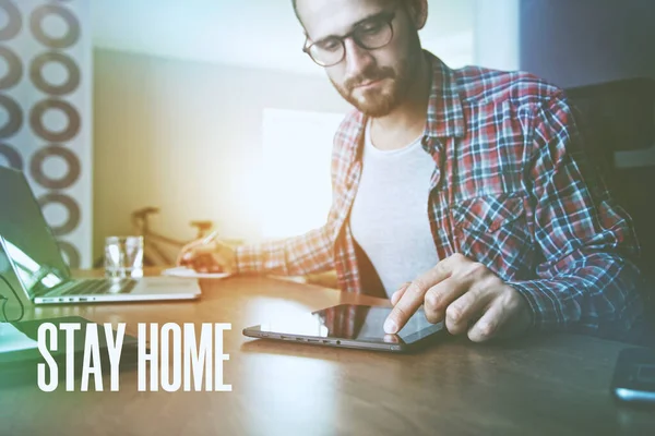 Home Office Freelancer Laptop Text Μείνετε Σπίτι Απομόνωση Και Καραντίνα Εικόνα Αρχείου