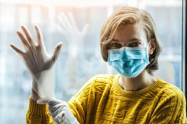 Mujer Con Máscara Médica Poniéndose Guantes Protección Contra Captura Enfermedades — Foto de Stock