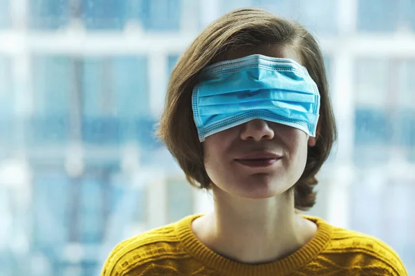Frau Mit Medizinischer Maske Auf Den Augen Panik Angst Lügen — Stockfoto