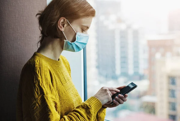 Mujer Con Máscara Médica Trabajando Con Teléfono Cuarentena Casa Permanecer — Foto de Stock