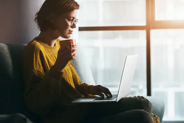 Karantinasında Dizüstü Bilgisayar Kahve Çayla Çalışan Bir Kadın Yurt Içi — Stok fotoğraf