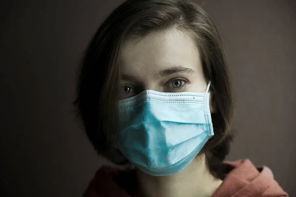 戴医疗面具的女人的画像 防患于未然大肠病毒概念的流行 — 图库照片