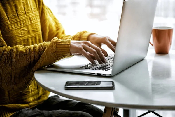 Mãos Mulher Trabalhando Com Laptop Mesa Digitação — Fotografia de Stock