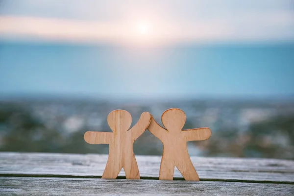 Houten Mannetjes Die Elkaars Hand Vasthouden Teamwork Vriendschap Liefde Concept — Stockfoto