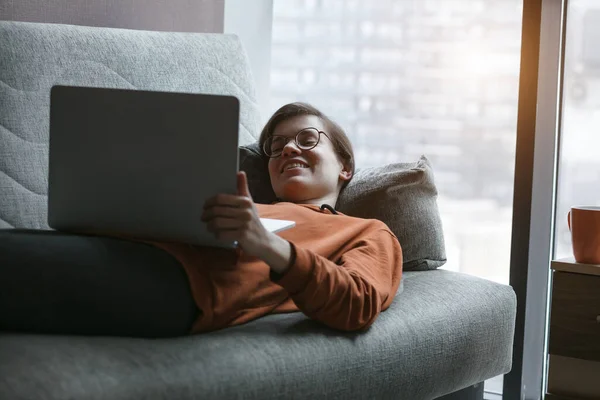 Mujer Trabajando Con Laptop Cuarentena Casa Cómodo Lugar Trabajo Tumbado — Foto de Stock