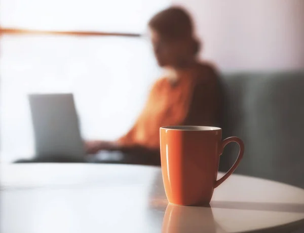 Kaffe Eller Mugg Med Kvinna Som Arbetar Med Bärbar Dator — Stockfoto