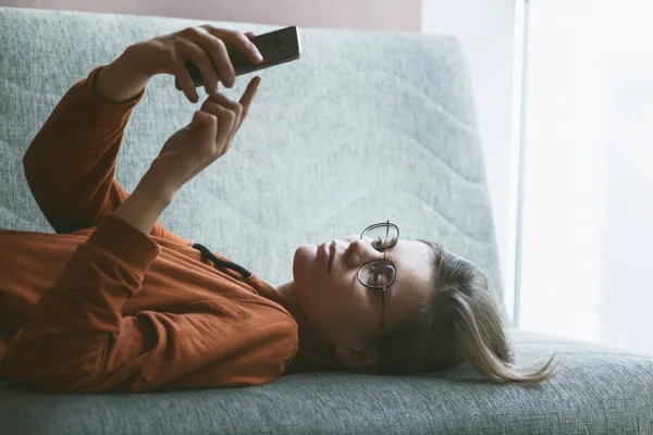 Donna Che Lavora Con Telefono Alimenta Social Network Casa Digitando — Foto Stock