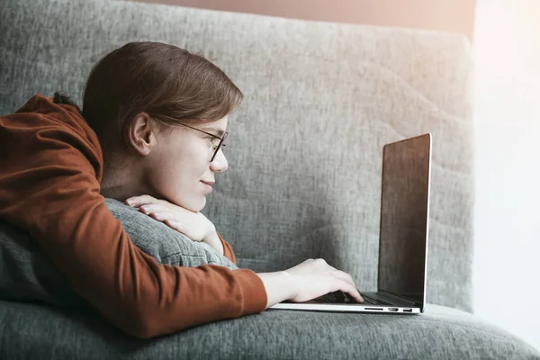 Evde Dizüstü Bilgisayarla Çalışan Bir Kadın Koltukta Uzanan Rahat Bir — Stok fotoğraf