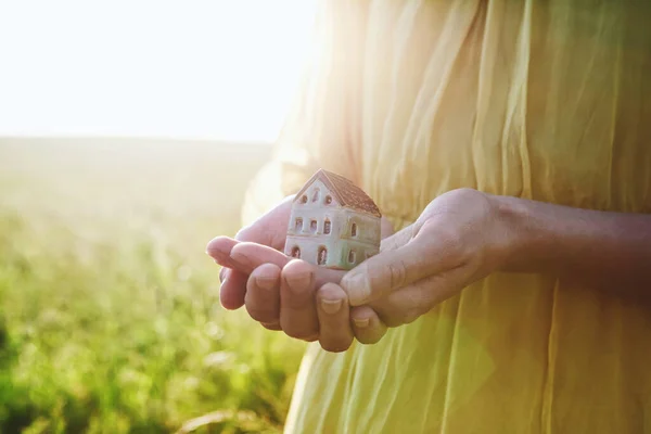 Händerna Håller Modell Huset Som Symbol — Stockfoto