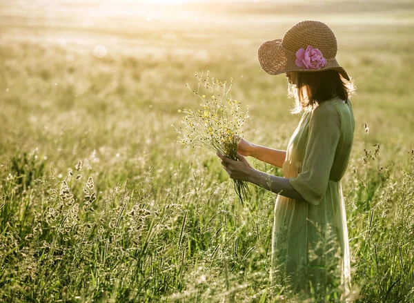 Vacker Kvinna Med Hatt Håller Gräs Växt Sommar Fält Stockfoto