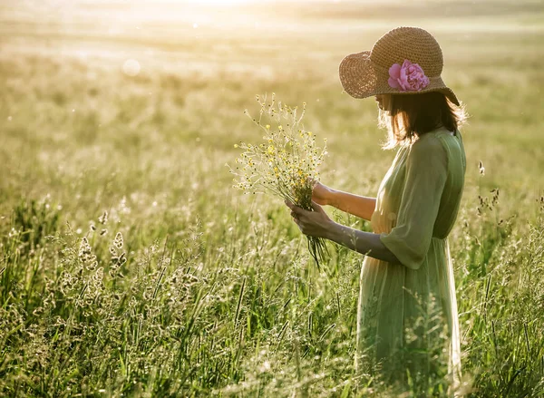 Hübsche Frau Mit Hut Hält Graspflanze Sommerfeld Stockbild