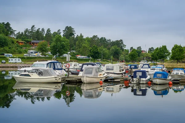 Pequeñas embarcaciones de recreo en el pueblo de Noruega — Foto de Stock