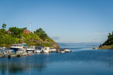 House hill ve küçük Motorlu tekne rıhtımda demirledi.