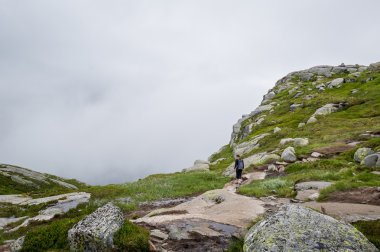 Kjerag giderken kadın uzun yürüyüşe çıkan kimse. Norveç doğa.