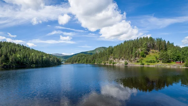 Typische lake landschap van de Noorse natuur — Stockfoto