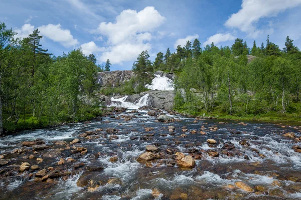 Waterval op de rivier berg in Noorwegen. — Stockfoto