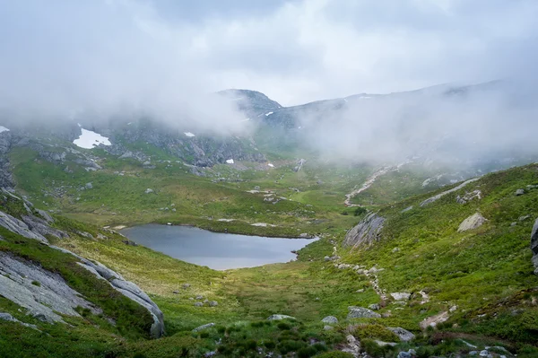 小山湖上到 Kjeragbolten 的徒步旅行路线. — 图库照片