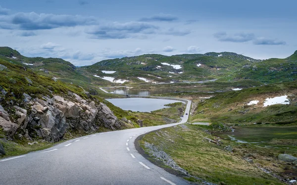 Strada panoramica norvegese attraverso laghi e rocce con un po 'di neve — Foto Stock