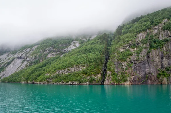 Scogliere rocciose panoramiche e acque turchesi dei fiordi norvegesi . — Foto Stock