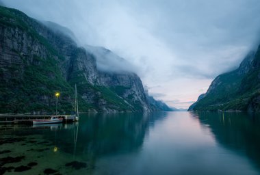 Güzel Norveç Fiyordu, gece manzarası.