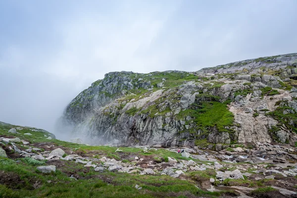Tourists at the scenic landscape of Kjerag hiking path. — Φωτογραφία Αρχείου