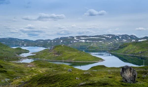 Tepeler, adalar ve göl su nordic manzara. — Stok fotoğraf