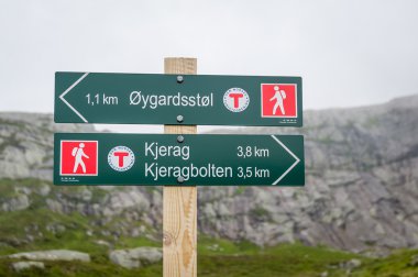 Yürüyüş yolu turistik yol işaret ünlü Kjerag taşa.