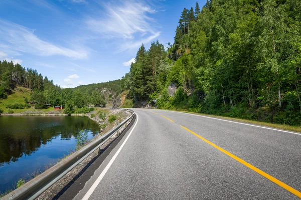 Country landscape with lakes shore and empty highway road. — Stock Photo, Image