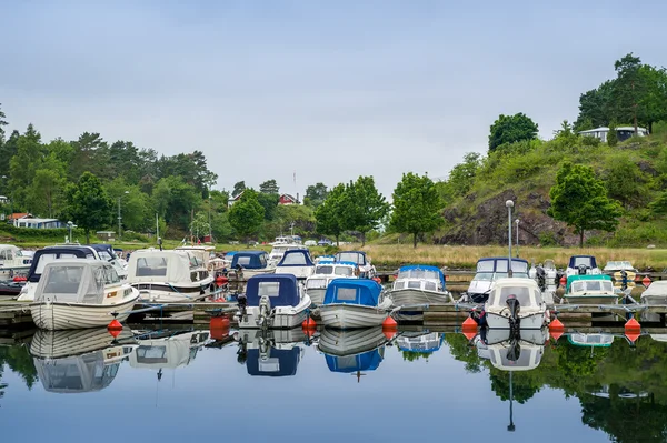 Pequeños barcos de pesca en Noruega pueblo orilla — Foto de Stock