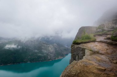 Ünlü Prekestolen kaya, Norveç için Lysefjord göster.