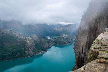Prekestolen rock tehlikeli yüksek uçurumdan fiyort sulara.