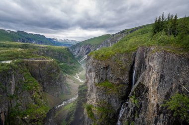 Voringsfoss Vadi Manzaralı Kanyon, yatay, şelaleler.