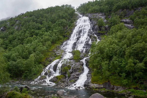 Wasserfall in den Hügeln Norwegens. — Stockfoto