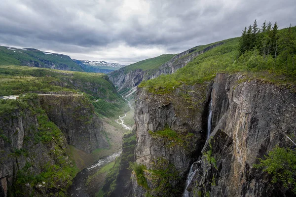 Valle Voringsfoss paesaggio panoramico canyon con cascate . — Foto Stock