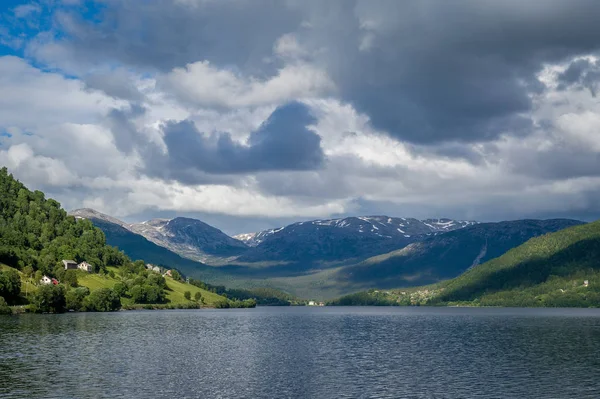 挪威峡湾和山脉景观与戏剧性的云 — 图库照片