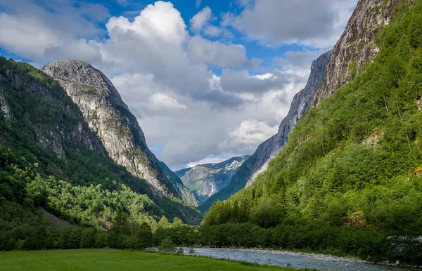 Norvegia ripido paesaggio montano . — Foto Stock