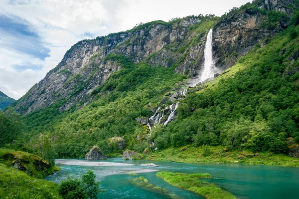Norvegia paesaggio con cascata nel canyon del fiume di montagna . — Foto Stock