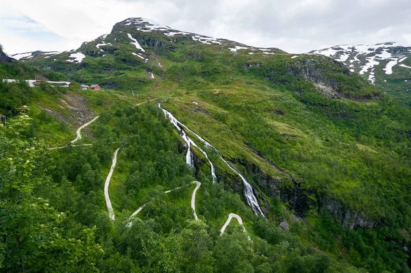 Ruta noruega de senderismo cuesta arriba en un hermoso paisaje — Foto de Stock