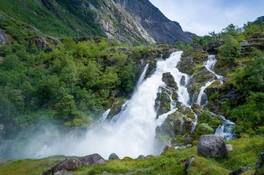 Briksdalsbreen Milli Parkı şelale.