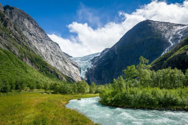 Briksdalsbreen dağ nehir zammı, Norveç.